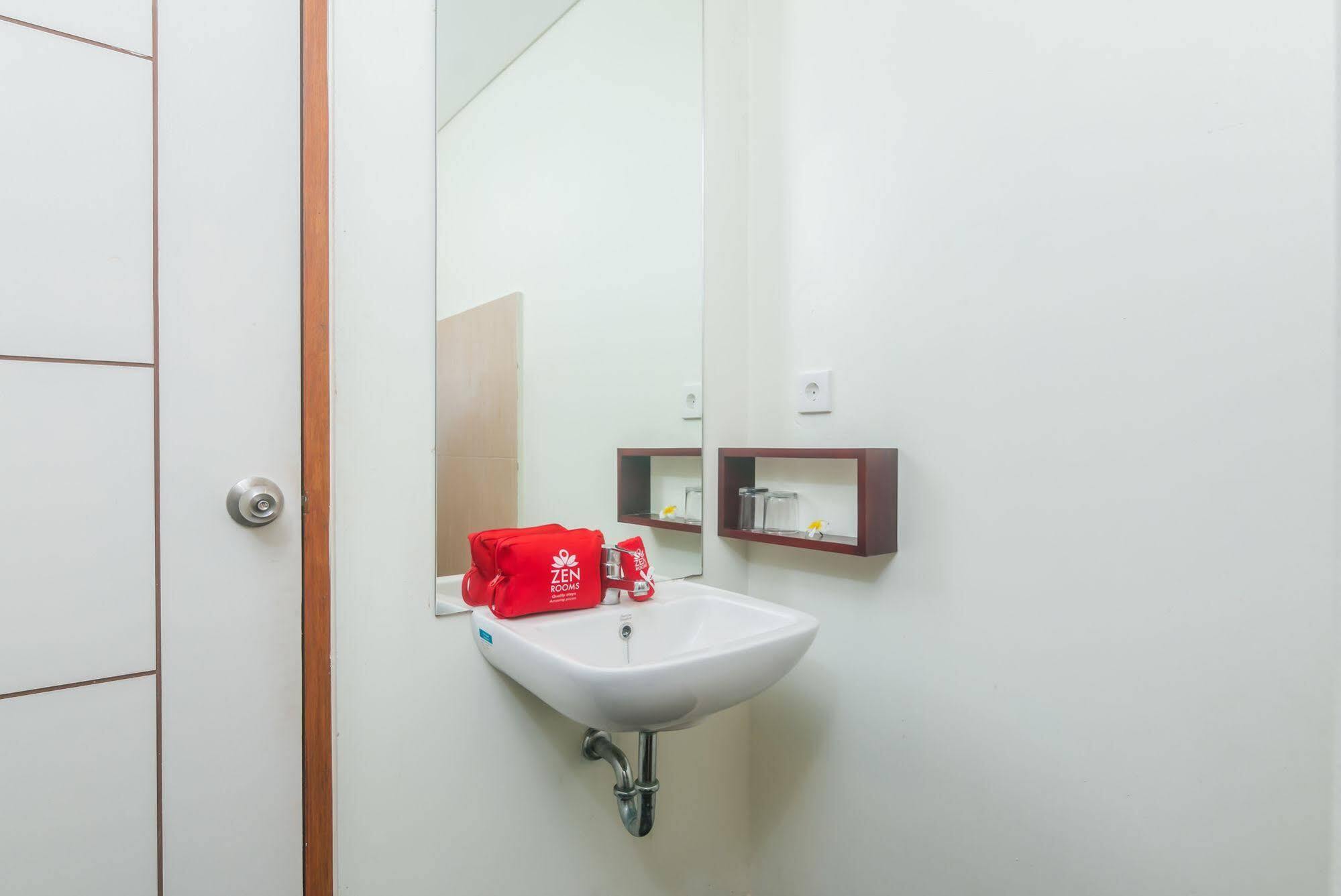 Zen Rooms Seminyak Mertanadi Екстериор снимка